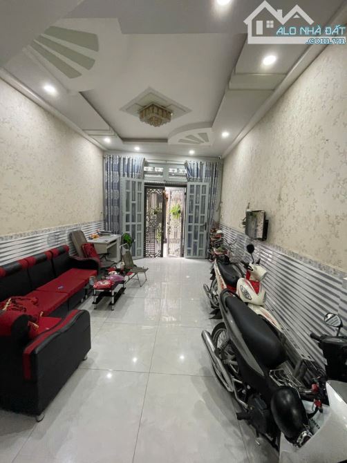 Nhà ngang 4 dài 14 - 3 tầng p4 q8 hẻm rộng 4m - 3