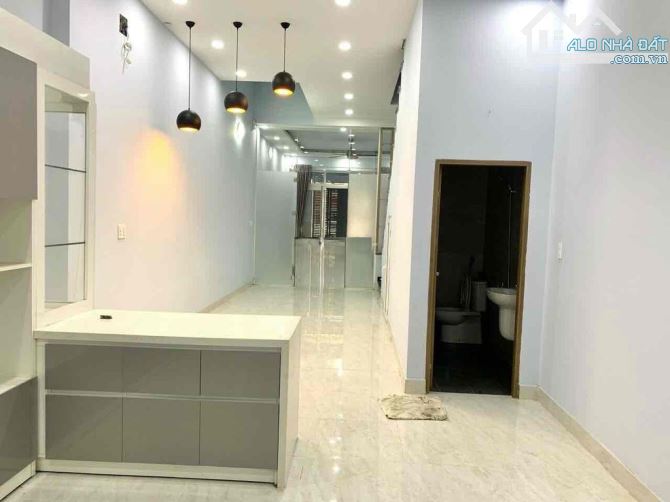 Cho thuê nhà Mặt tiền tân hương, tân phú, dt 4,25 x 25m, nhà 3 lầu, 5pn 6tolet, giá 24tr - 3