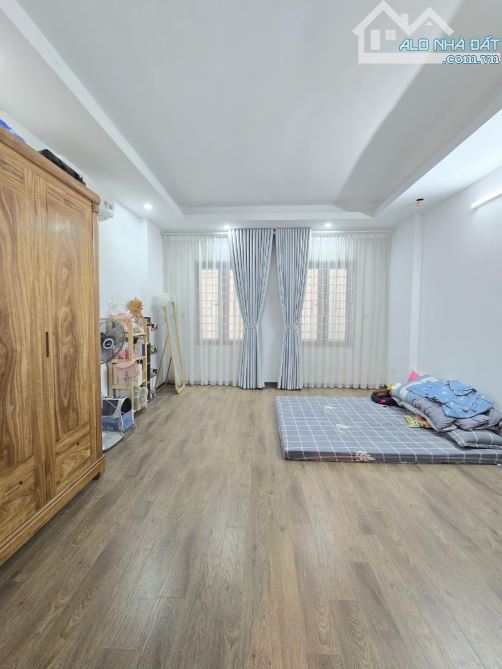 Cần bán gấp, nhà 5 Tầng Thạch Bàn, ô tô tránh cách 20m, Nhỉnh 5 tỷ - 3