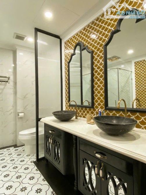 Chính chủ bán nhanh trong tháng toà nội thất cao cấp - phân lô Nghi Tàm 100m2, MT: 9m - 3