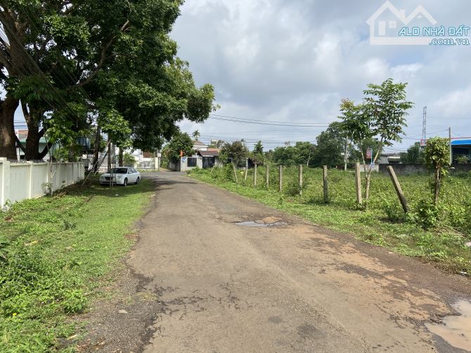 đất bên hông ủy ban Xã Eatu, chỉ cách 1 con đường 500m2 5,5tỷ - 3