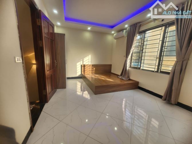 Nhà 5 tầng đi bộ 20 giây là đường Quang Trung. - 3