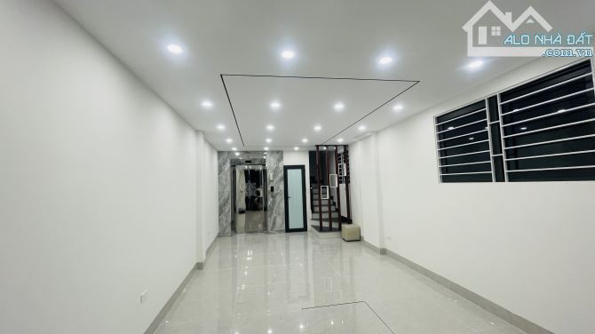 BÁN NHÀ MẶT PHỐ HỒNG TIẾN - LÔ GÓC 3 MẶT TIỀN - KD ĐỈNH. DT:145M. 4 TẦNG. MT:8M. GIÁ 41 TỶ - 3