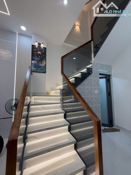 NHÀ 3 TẦNG ĐẸP XINH LUNG LINH – NGUYỄN HỒNG ĐÀO – GIÁ CHỈ 5.3 TỶ! - 3