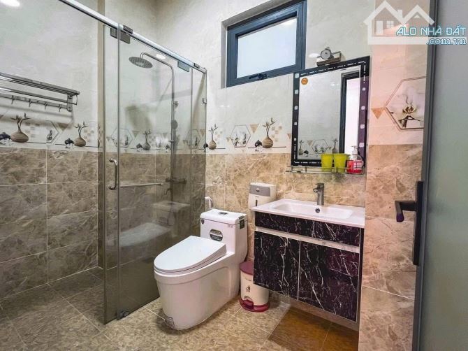 Bán nhà mặt tiền đường nhựa giá 12,5tỷ có gara đậu oto - 4