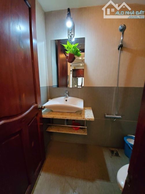 Nguyễn vănTrỗi, ngay sau UBND QuậnHẻm xe hơi, 3 mặt tiền, 72m2, 5 tầng BTCT 5m X 14m, 11,5 - 4