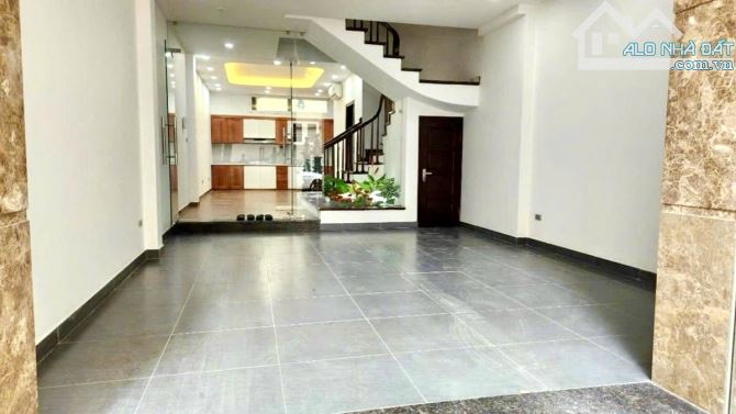 Mặt ngõ Nguyễn Văn Huyên, ô tô tránh, kinh doanh, sát phố, nhà đẹp, 2 thoáng, 70m*5T - 4
