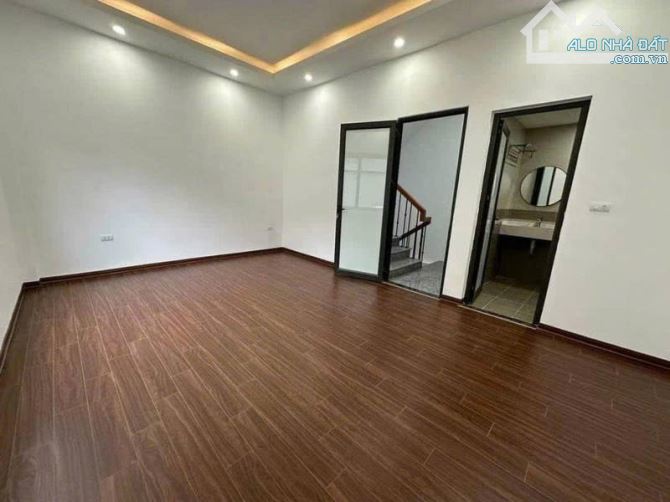 Cần bán nhà phố Kim mã Ba đình 35m2 5 tầng 5 m mặt tiền vuông đép 6,2 tỷ