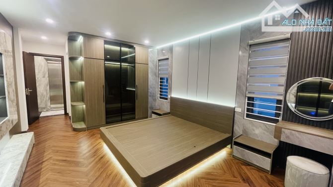 BÁN NHÀ MẶT PHỐ HỒNG TIẾN - LÔ GÓC 3 MẶT TIỀN - KD ĐỈNH. DT:145M. 4 TẦNG. MT:8M. GIÁ 41 TỶ - 4