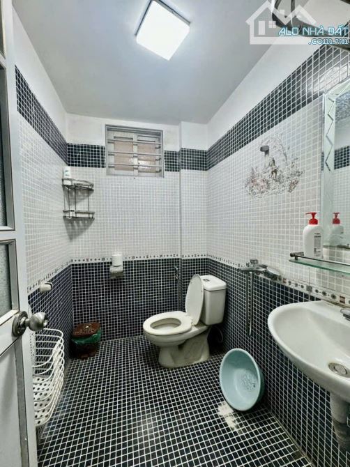 Nhà dân 4 tầng lô góc - hộ khẩu Cầu Giấy - 10m ra mặt phố, kinh doanh tốt. - 5