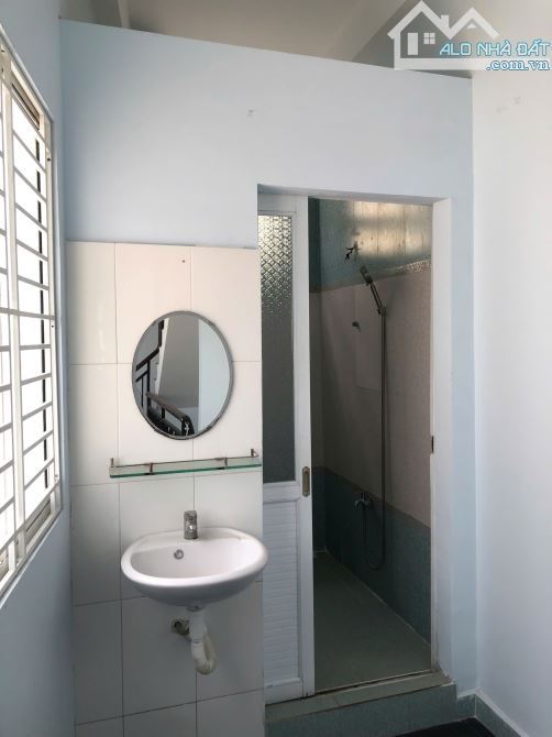 2PN, 3wc. Nhà 372/5 Phạm Văn Chí, P4, Quận 6. DT: 12x3m, 2 lầu ST - 5