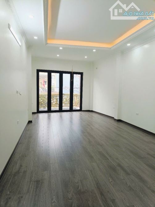MẶT PHỐ LĨNH NAM - VỊ TRÍ ĐẮC ĐỊA KINH DOANH ĐỈNH - VỈA HÈ - DT 52M 5 TẦNG THANG MÁY - 5