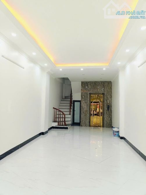 MẶT PHỐ LĨNH NAM - VỊ TRÍ ĐẮC ĐỊA KINH DOANH ĐỈNH - VỈA HÈ - DT 52M 5 TẦNG THANG MÁY - 6