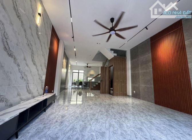 LÊN SÓNG NHÀ ĐẸP QUẬN 3, ĐƯỜNG TRƯƠNG QUYỀN - GIÁ:4TỶ880/72M2 (4,8x15M). SHR - 7