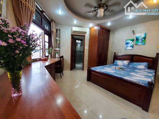 Nguyễn vănTrỗi, ngay sau UBND QuậnHẻm xe hơi, 3 mặt tiền, 72m2, 5 tầng BTCT 5m X 14m, 11,5 - 7