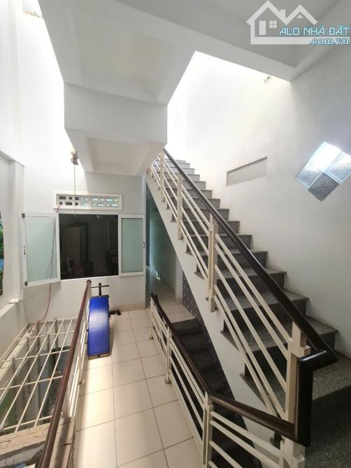 Bán nhà 3 tầng mặt tiền Mê Linh TTTP Nha Trang dt 82m2 giá 9tỷ5 - 8