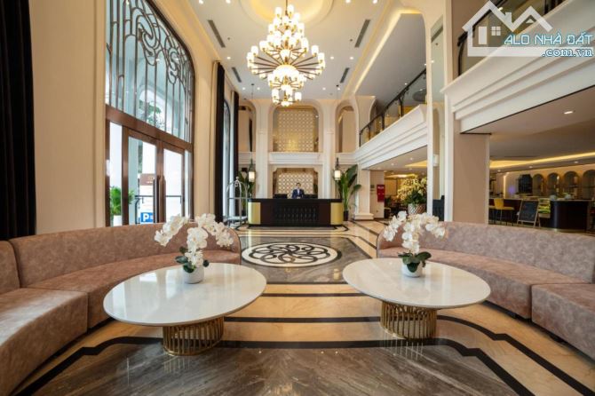 Bán Toà Khách sạn đường Hoàng Quốc Việt DT 350m2 * 9 tầng, MT 16m, Giá 110 tỷ