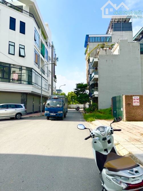 SIÊU PHẨM TĐC NGỌC THUỴ LB PHÂN LÔ VỈA HÈ Ô TÔ TRÁNH CÁCH HỒ 50M DT65M GIÁ 17,3 TỶ.