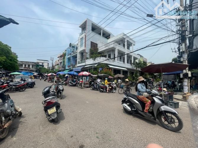 Siêu phẩm góc 2 mặt tiền chợ Đầm – Đất tặng nhà 2,5 mê – Vị trí VÀNG không lặp lại!