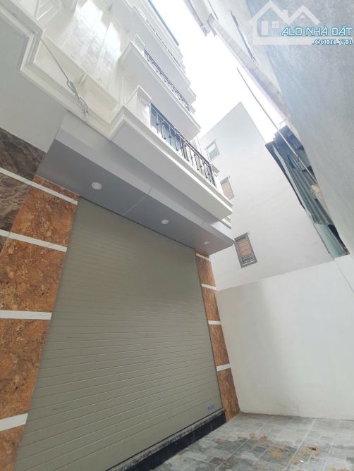 Yên Sở-Hoàng Mai 30m²-5 tầng mới -sổ đỏ phân lô-Ôtô đỗ cổng-Hơn 5tỷ