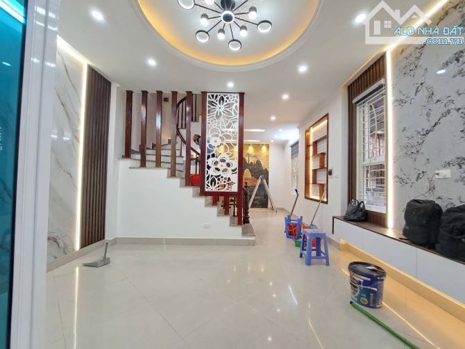 BÁN NHÀ PHỐ ĐỊNH CÔNG, FULL NỘI THẤT, NGAY MẶT PHỐ. 38M2, 5 NGỦ, 8.6 TỶ