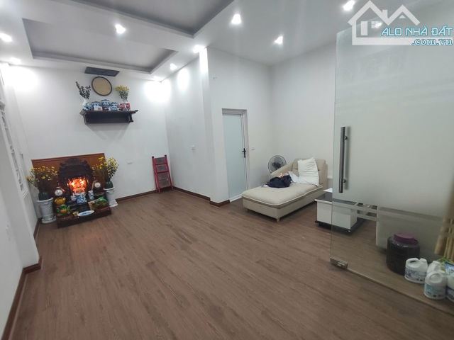 Nhà 4 tầng, DT: 52m2, Mỹ Đình, ngõ nông, oto vào tận cửa, Giá: 8.8 tỷ