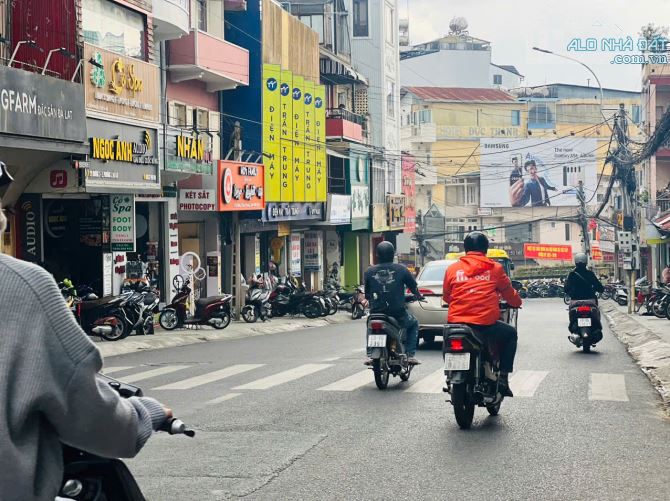 HÀNG HIẾM  KHÁCH SẠN THUẬN TIỆN ĐI LẠI NAM KỲ KHỞI NGHĨA CÓ THANG MÁY ĐÀ LẠT