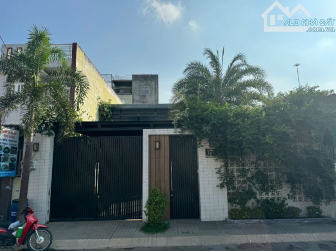 Bán biệt thự mặt tiền 3 tầng 9,3x25m giá 14,6 tỷ Đường Hiệp Thành 06