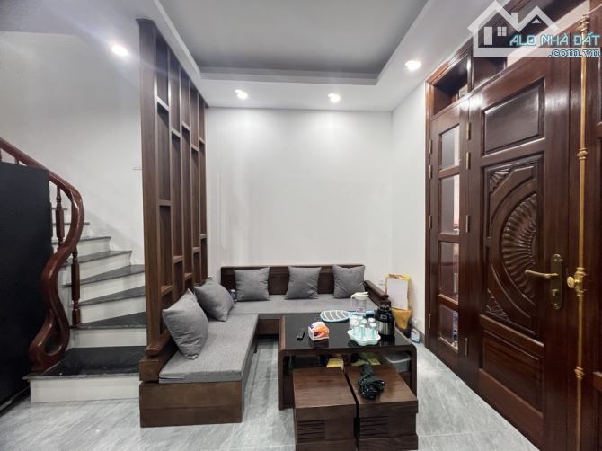 BÁN NHÀ ĐẸP ĐỨC GIANG,  LONG BIÊN,  DT 35M , 5 TẦNG , Ô TÔ ĐỖ CỬA , NHỈNH 5 TỶ