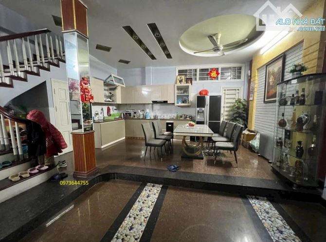Bán nhà  công trường PTTH Yên Hoà, Phố Hạ Yên Quyết. DT 60m2, 5 tầng. Giá 23,7 tỷ