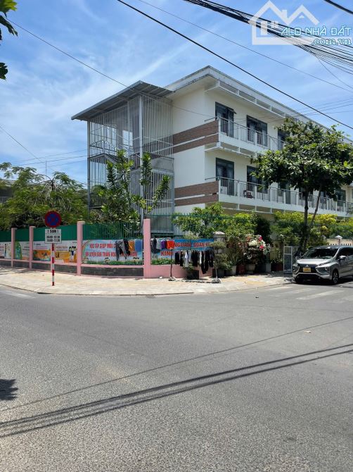 Biệt thự 3 tầng lô góc 2 mặt đường Vũ Tông Phan - Doanh thu 50-60tr/ tháng