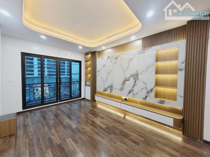 BÁN GẤP NHÀ CÀU GIẤY 50m2, 5 TẦNG MẶT TIỀN 3,6m GIÁ 15.6 TỶ