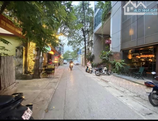 BÁN NHÀ PHÂN LÔ - PHỐ HỒNG TIẾN, Ô TÔ TRÁNH - KINH DOANH ĐỈNH - NHÀ MỚI - VỈA HÈ RỘNG