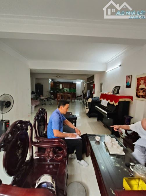 NHÀ NHƯ BIỆT THỰ, Ô TÔ VÀO, DÂN TRÍ CAO, YÊN TĨNH, SỐNG LÝ TƯỞNG, PHÙ HỢP KINH DOANH VĂN