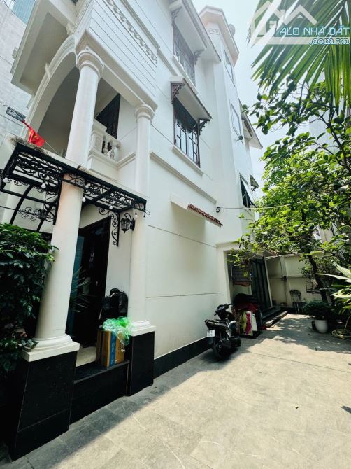 Ngọc Thụy, biệt thự sân vườn 200m2, ô tô