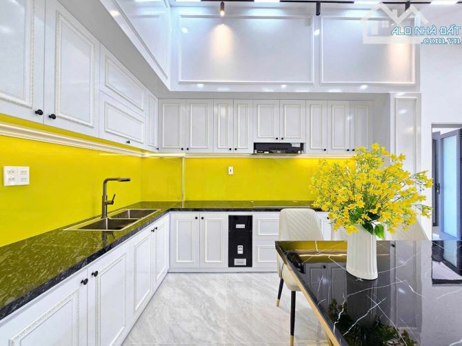 Bán nhà gần Tôn Đản, mặt tiền, nhà 3 tầng mới, full nội thất, giá rẻ