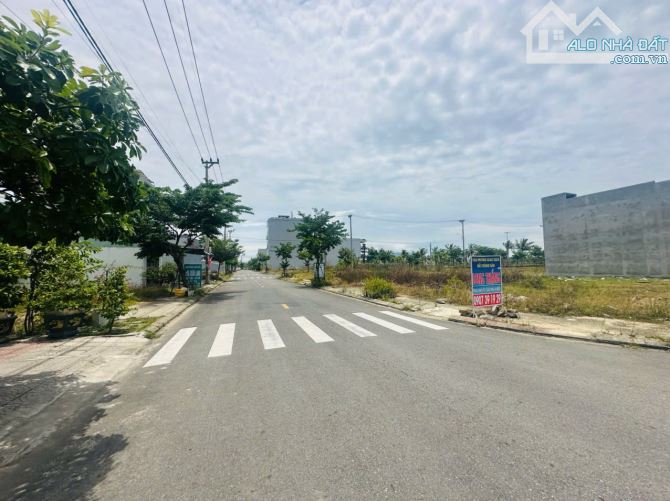 Bán căn nhà 3Tầng 125m2 -MT BỜ QUAN 3 -  đấu lưng khu Đầm Sen Nam Hoà Xuân