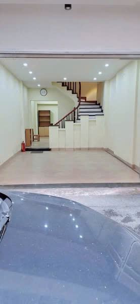 Cho thuê nhà phố Dương Quàng Hàm dt 50mx 5 tầng, 6 ngủ, ô tô vào nhà, 15tr/th