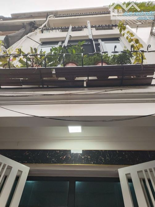 Vị trí: nhà phố Mễ Trì Hạ, ngõ rộng ba gác tránh xe máy, vài chục mét ra chợ, trường học