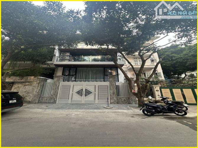 Hiếm! biệt thự LK Trung Hòa Nhân Chính, kinh doanh, vỉa hè rộng, oto đỗ cửa, 136m*6T