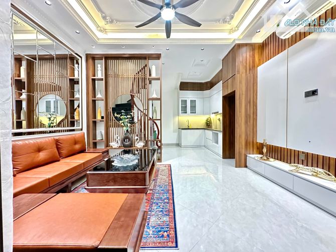 Bán nhà Trung Kính, trung tâm Cầu Giấy, nhà đẹp, ngõ to: 35m2, 5 tầng, mặt tiền 4.5m, 8 tỷ