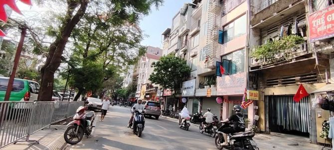 Bán nhà mặt phố Thụy Khuê 32m2, lô góc, siêu thoáng, KD sầm uất, MT rộng 5.59m