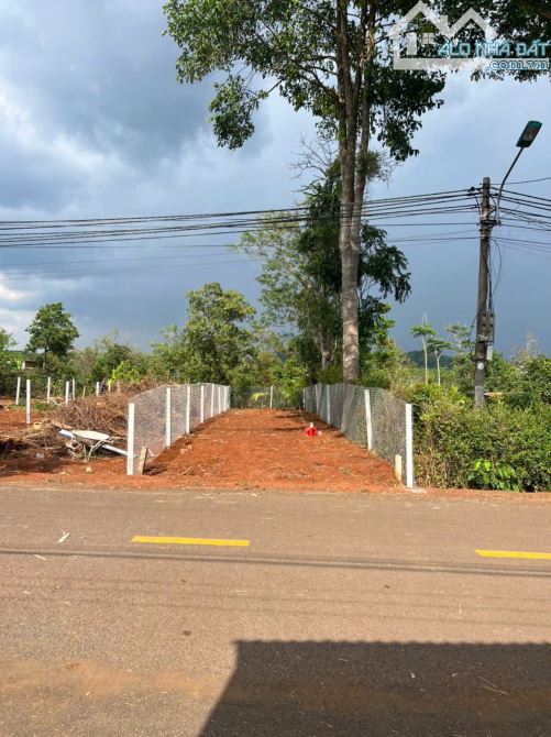 498#Mặt đường nhựa siêu đẹp,  oto né nhau mặt trong của đường 19 tháng 5 khu dân cư buôn