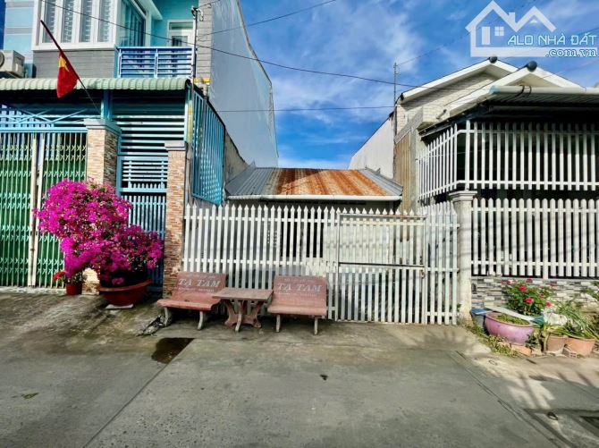 🏡 Cần bán  nhà cũ mặt tiền đanl xe 16 chỗ tới nơi sau Công An làm giấy chứng