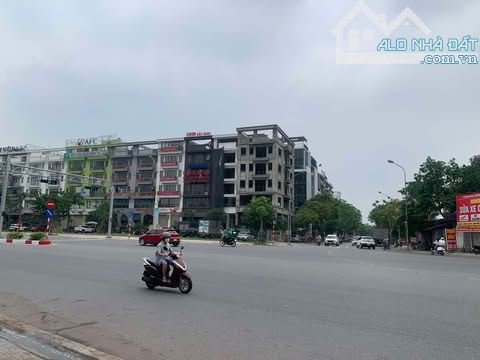 BÁN ĐẤT MẶT PHỐ HỒNG TIẾN TẶNG NHÀ CŨ 150M-2TẦNG-9MT.65 TỶ VỊ TRÍ KIM CƯƠNG XÂY TÒA ĐỈNH