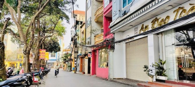 Bán nhà mặt hồ Hoàng Cầu, diện tích 65m2 x 4T, Mt 4m. Vỉa hè oto tránh. 41 tỷ.