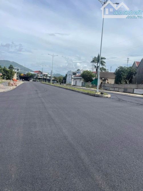 Mặt tiền đường kinh doanh D30- Vĩnh Hiệp.  • Diện tích: 65,7m2 • Hướng: Đông