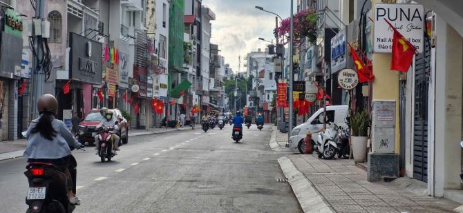 Bán gấp, ở ngay nhà mặt tiền Hoàng Hoa Thám, trung tâm Phú Nhuận !