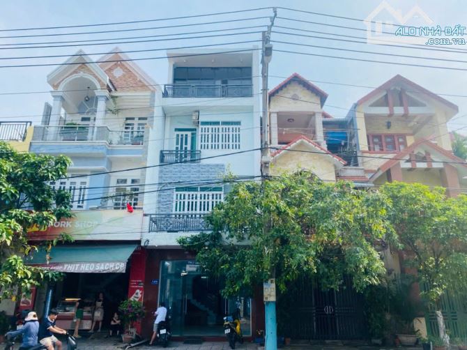 Nhà trung tâm hành chính Dĩ An, phường Dĩ An, thành phố Dĩ An.