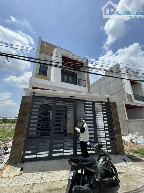 Siêu phẩm nhà phố sân Oto trung tâm mới của Thạnh Phú ngay cây xăng Thạnh Phú